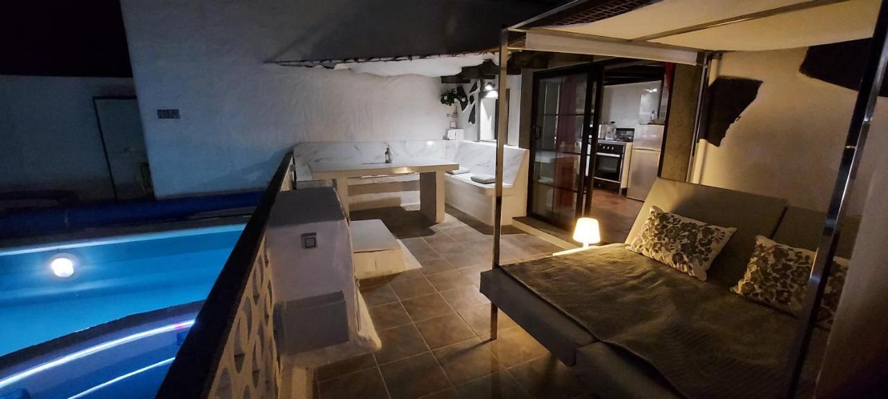 Aloelux Villa !! - Private Villa With Pool , Jacuzzi, Cinema, Massage ,Wonderful View, Art Desing Villa 蒂亚斯 外观 照片
