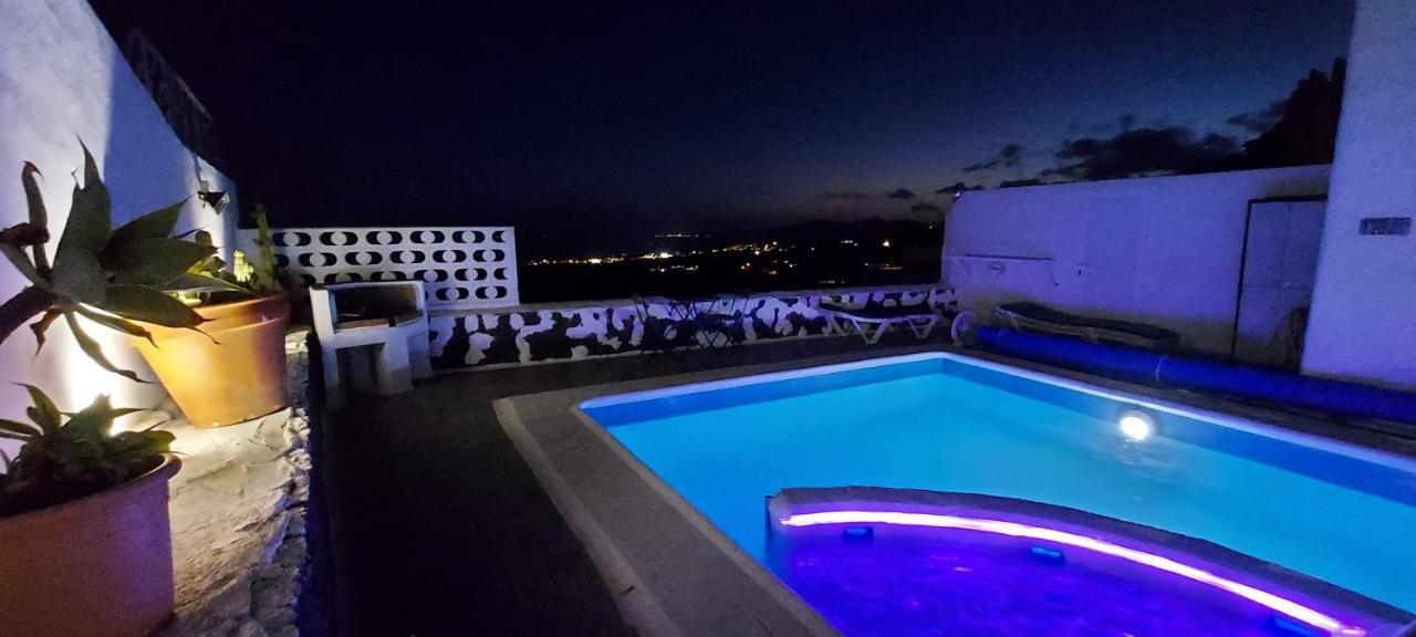 Aloelux Villa !! - Private Villa With Pool , Jacuzzi, Cinema, Massage ,Wonderful View, Art Desing Villa 蒂亚斯 外观 照片